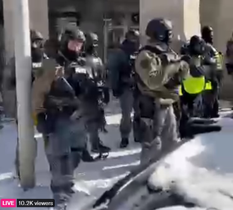 Live stream of Canadian police in Ottawa about to move on protesters
